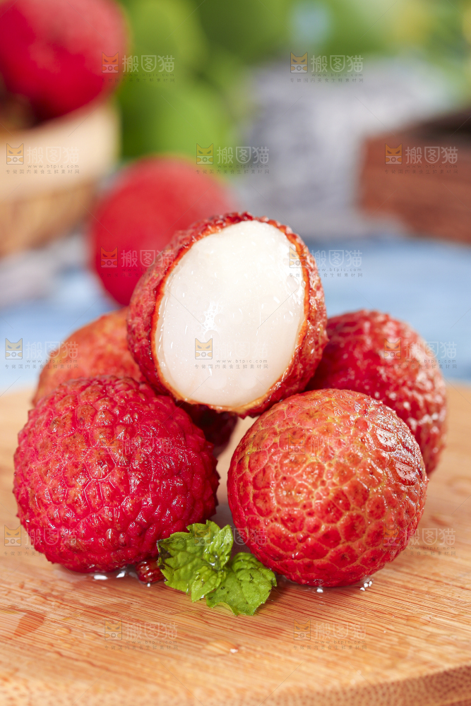 木底上摆放着红荔枝