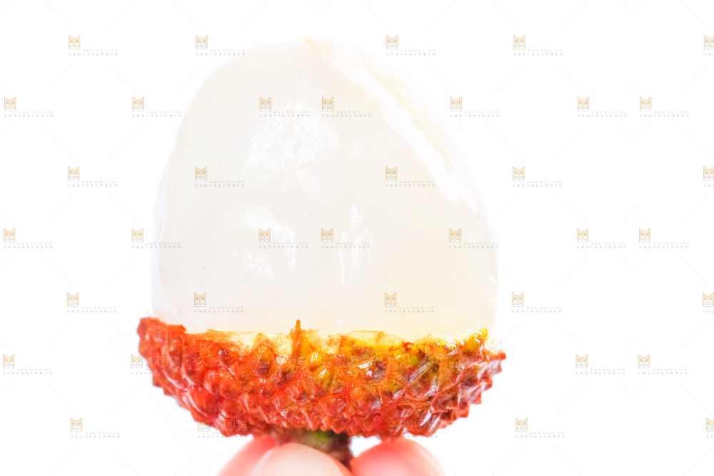 白底上摆放着妃子荔枝