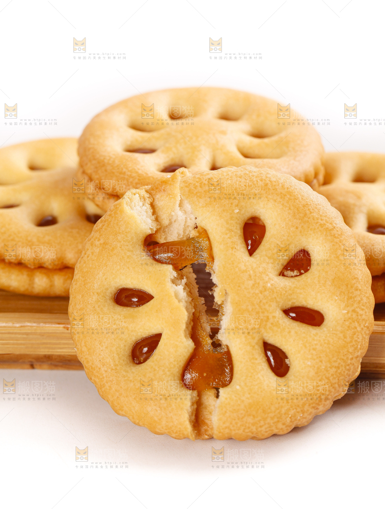 白底上放着夹心饼干