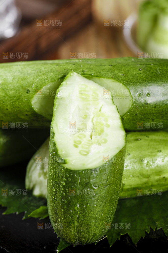 黑底上摆放着黄瓜