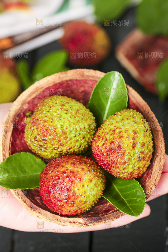 手里拿着荔枝