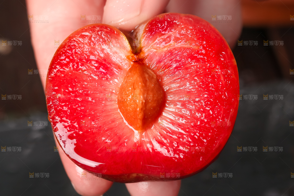 手里拿着广西红心李子