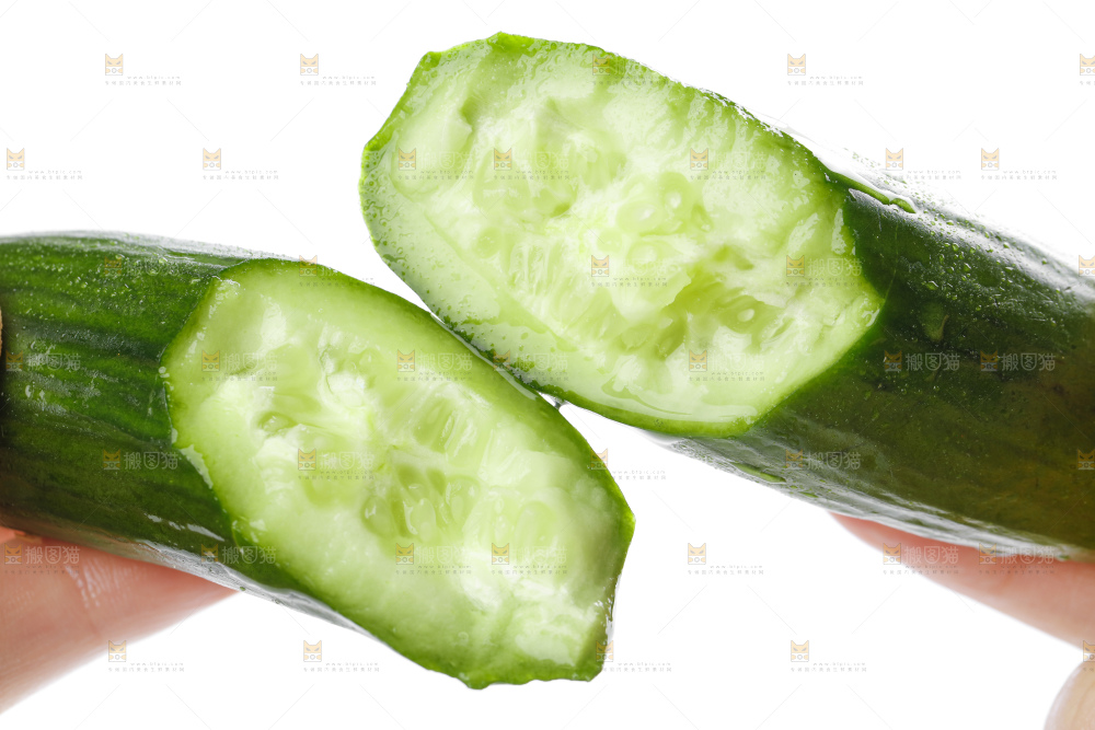 手里拿着嫩黄瓜