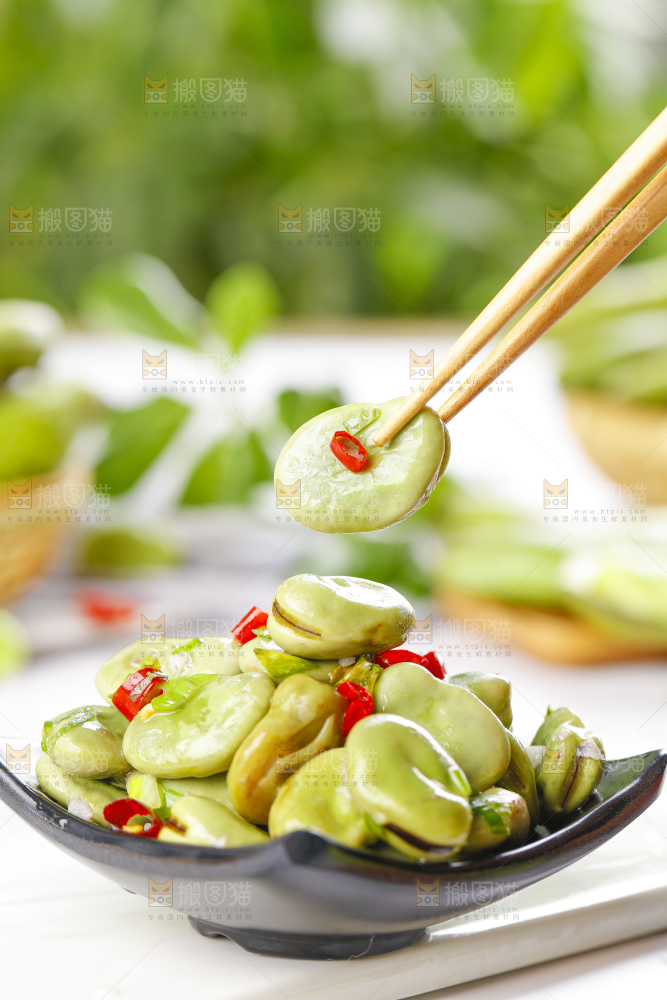 盘子里装着炒蚕豆