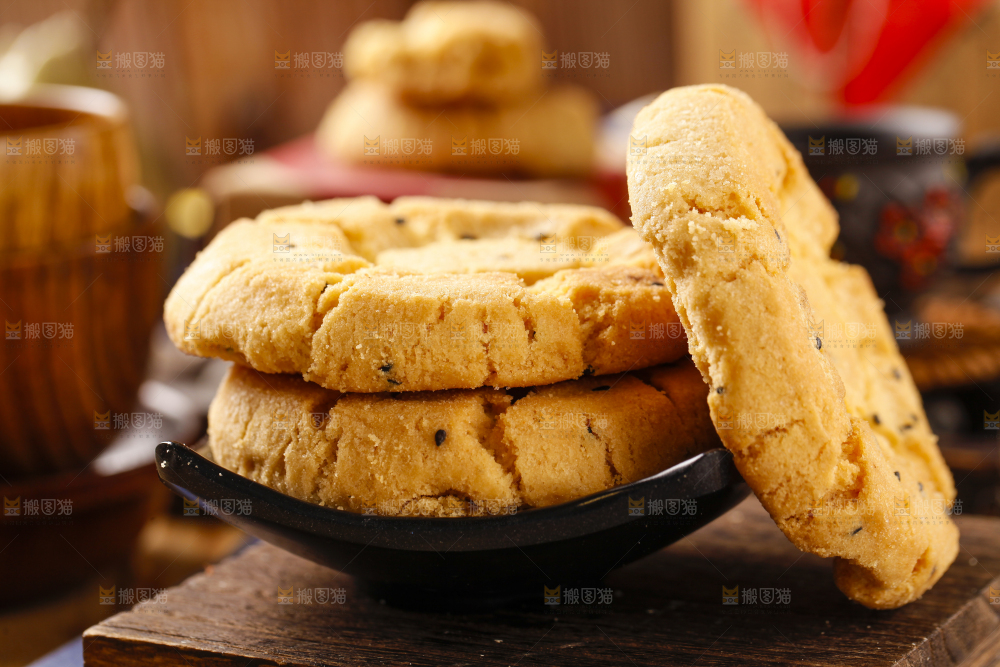 木底上放着桃酥饼干