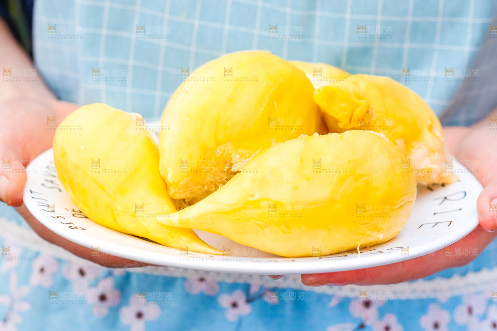 手里拿着榴莲