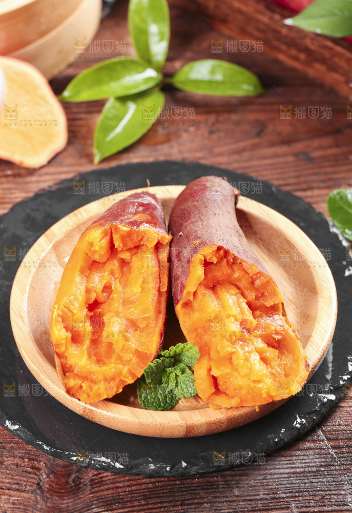 碟子里装着红心蜜薯