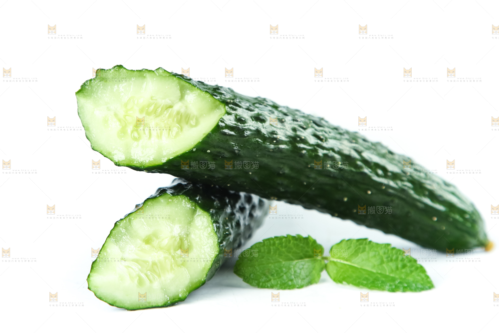 白底上摆放着黄瓜