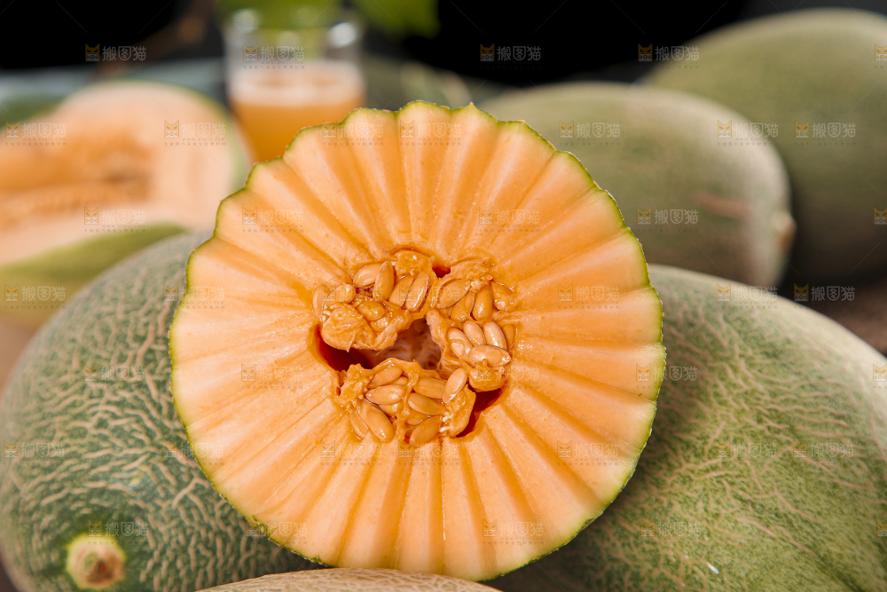 木底上放着新疆哈密瓜