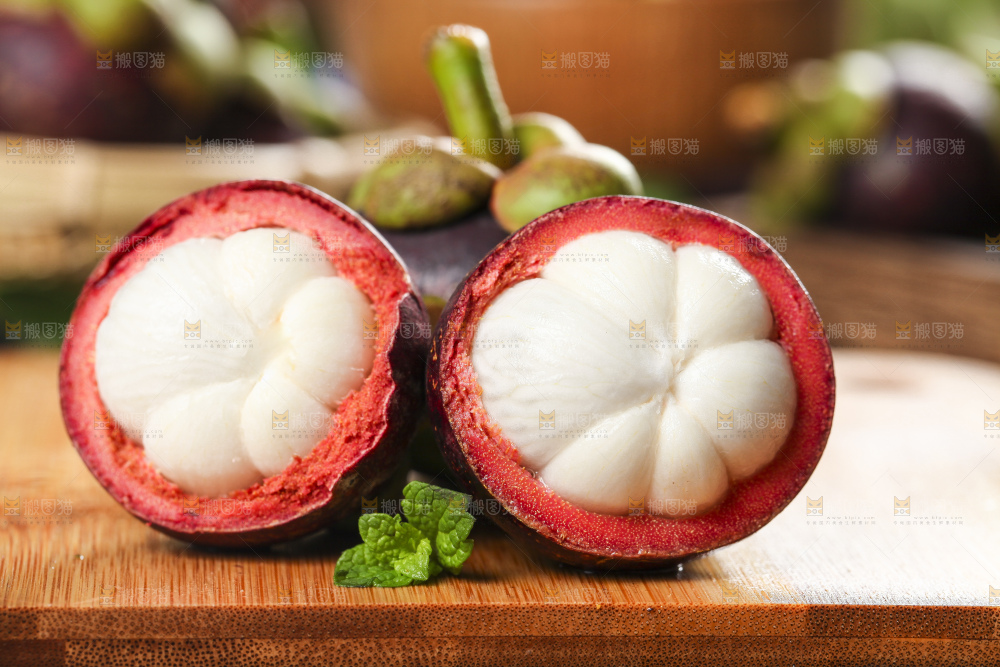 木底上摆放着泰国新鲜山竹