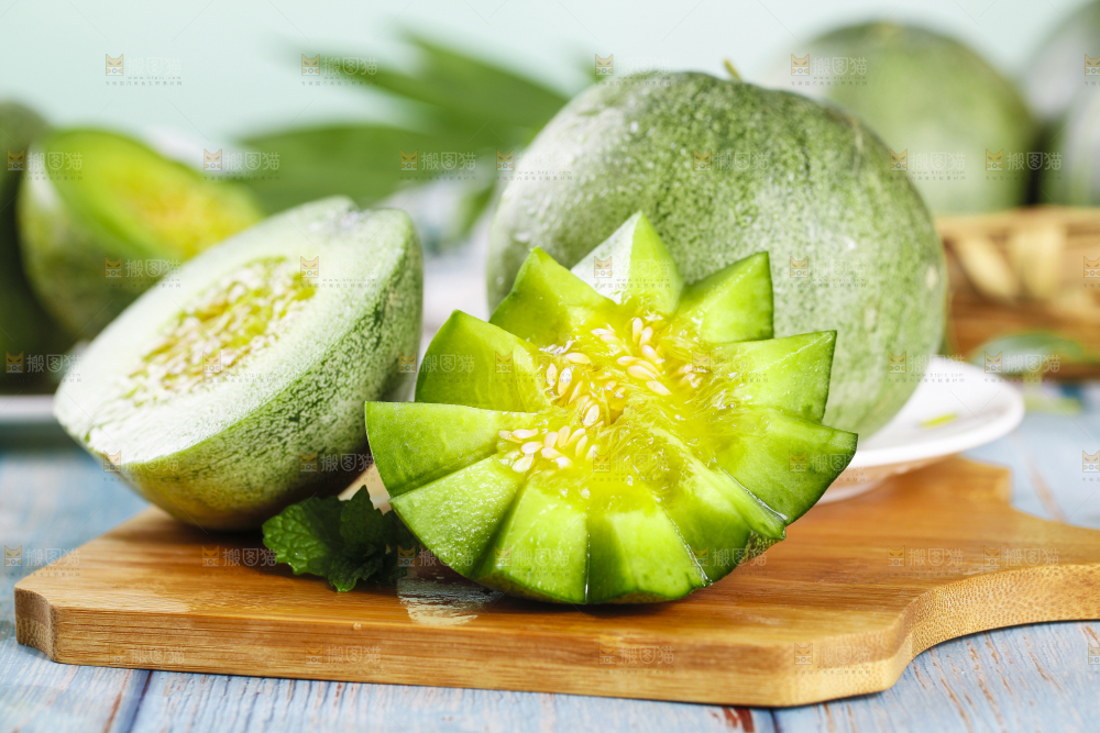 木板上摆放着绿宝瓜