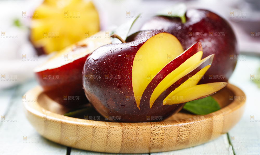 碟子里放着黑布李