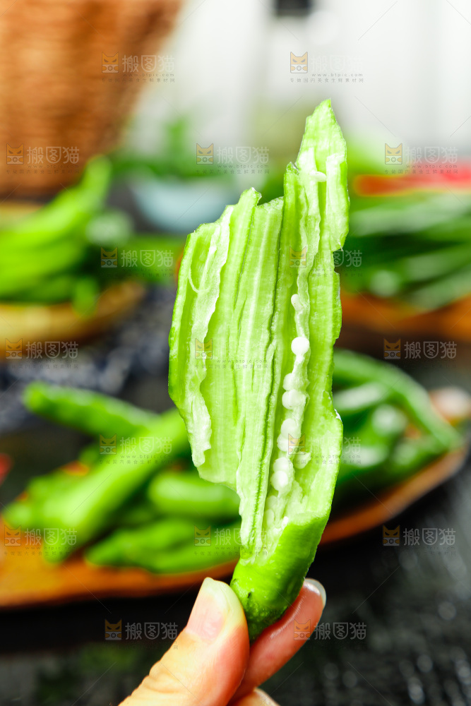 手里拿着青尖椒