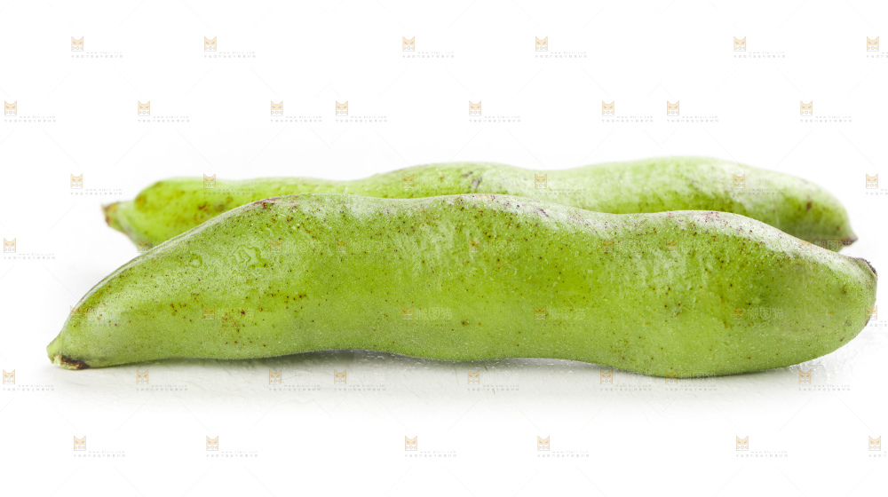 白底上摆放着生蚕豆