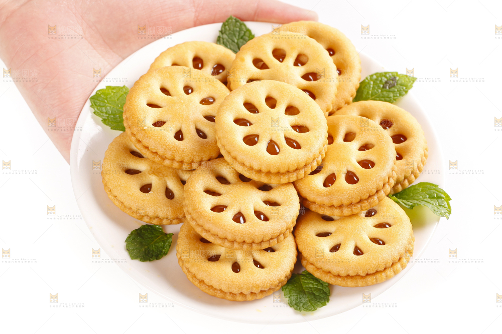 手里拿着一盘夹心饼干