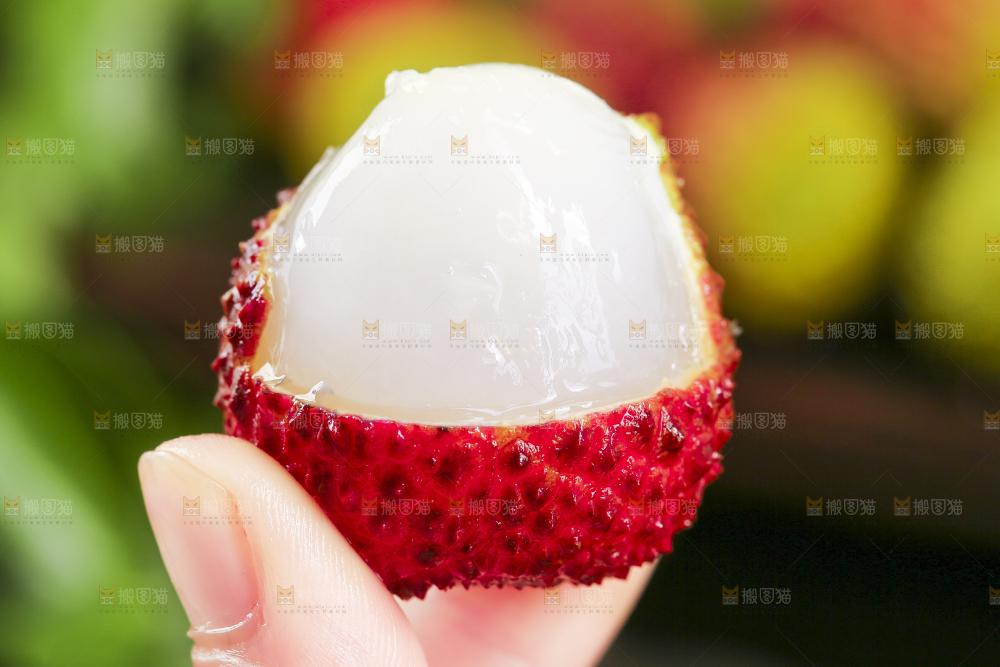 手里拿着荔枝