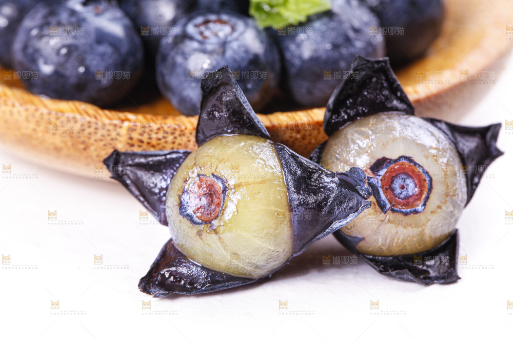 碟子里装着蓝莓