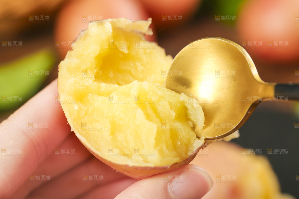 手里拿着红皮土豆