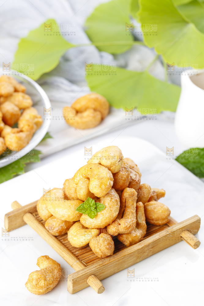 木盒子里放着腰果