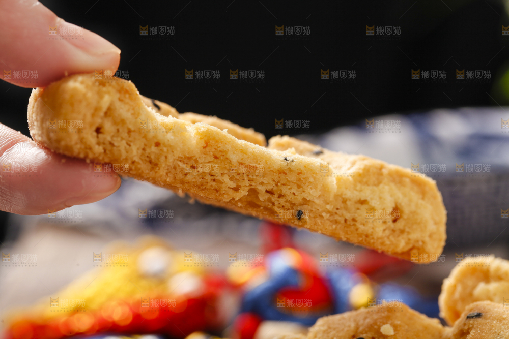 手里拿着桃酥饼干