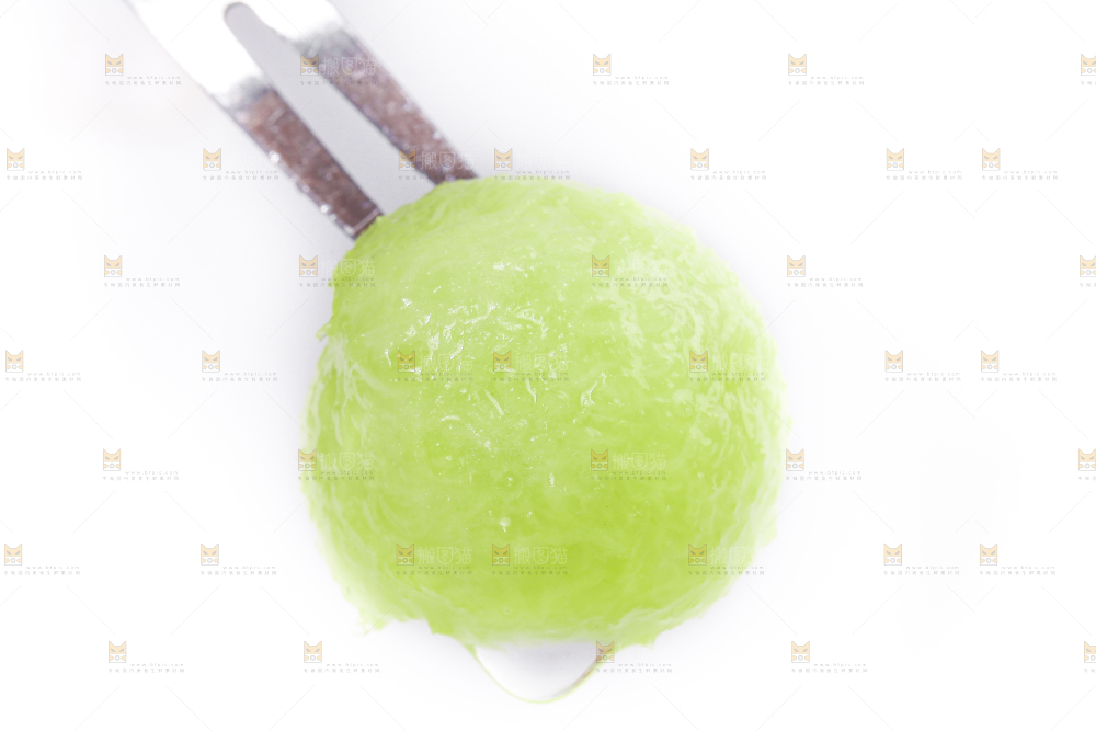 叉子叉着一块玉菇甜瓜