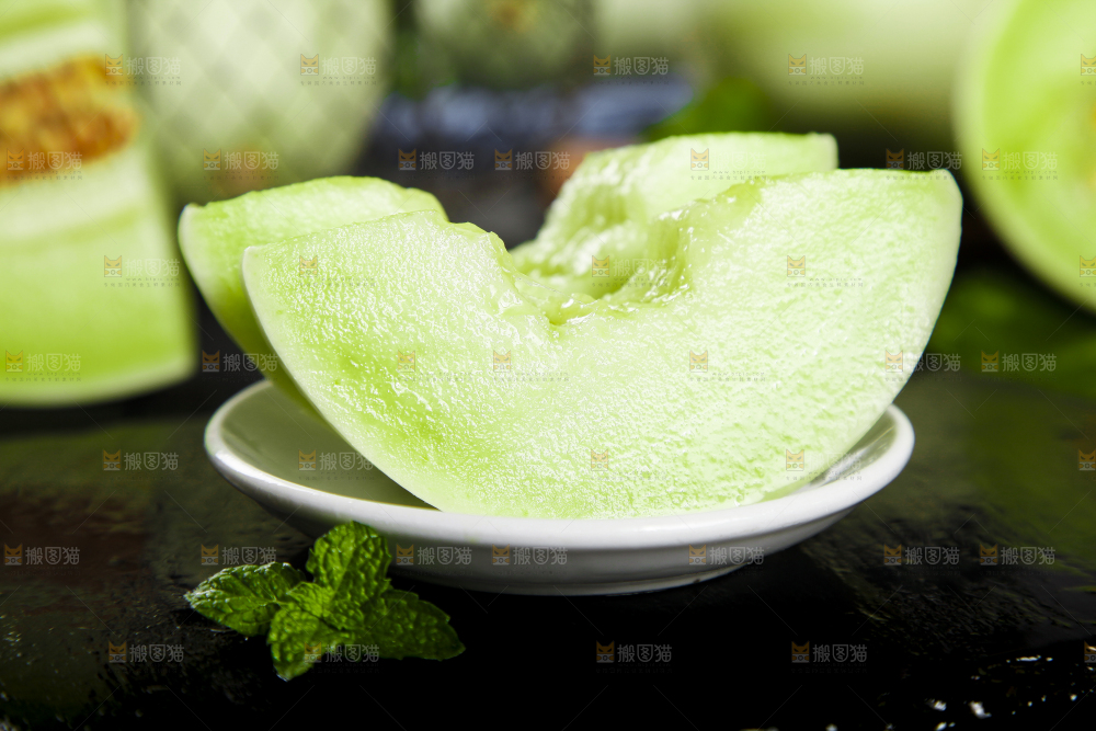 黑底上摆放着山东玉菇甜瓜