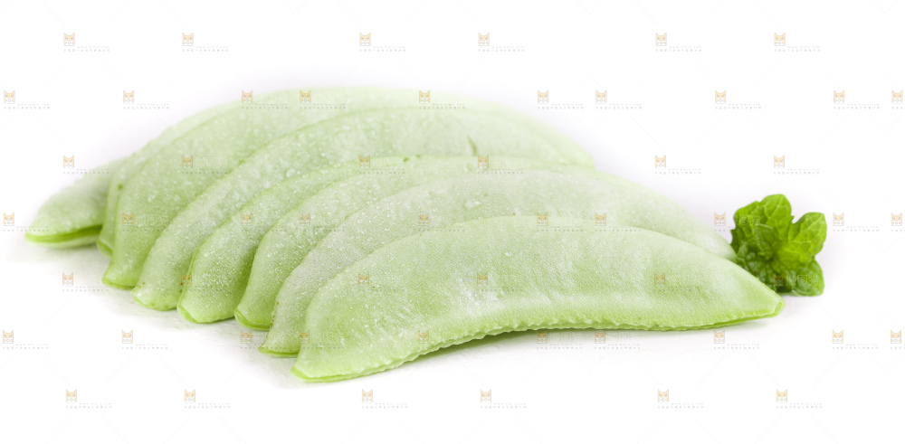 白底上放着扁豆