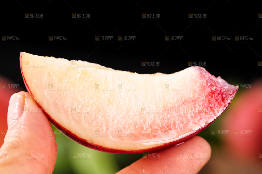 手里拿着切块的水蜜桃