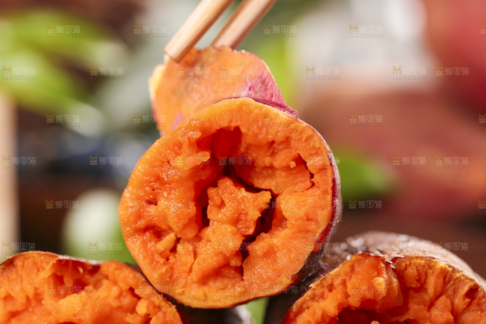 筷子夹着蜜薯