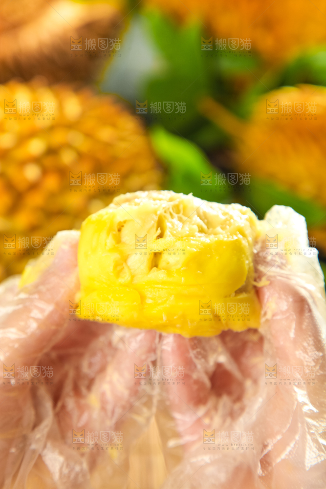 手里拿着泰国榴莲