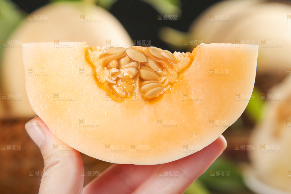 手里拿着蜜瓜