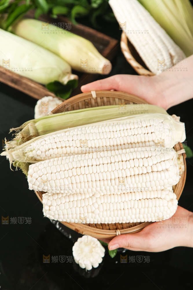手里拿着白玉米