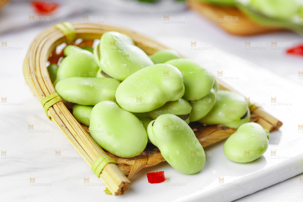 竹篮里装着农家蚕豆