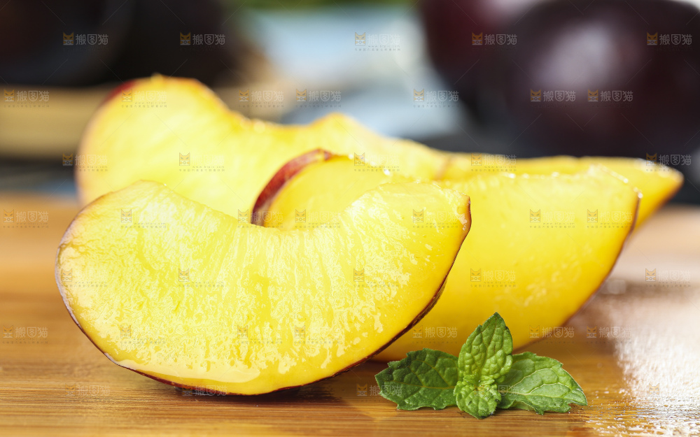 木底上放着黄肉黑布李