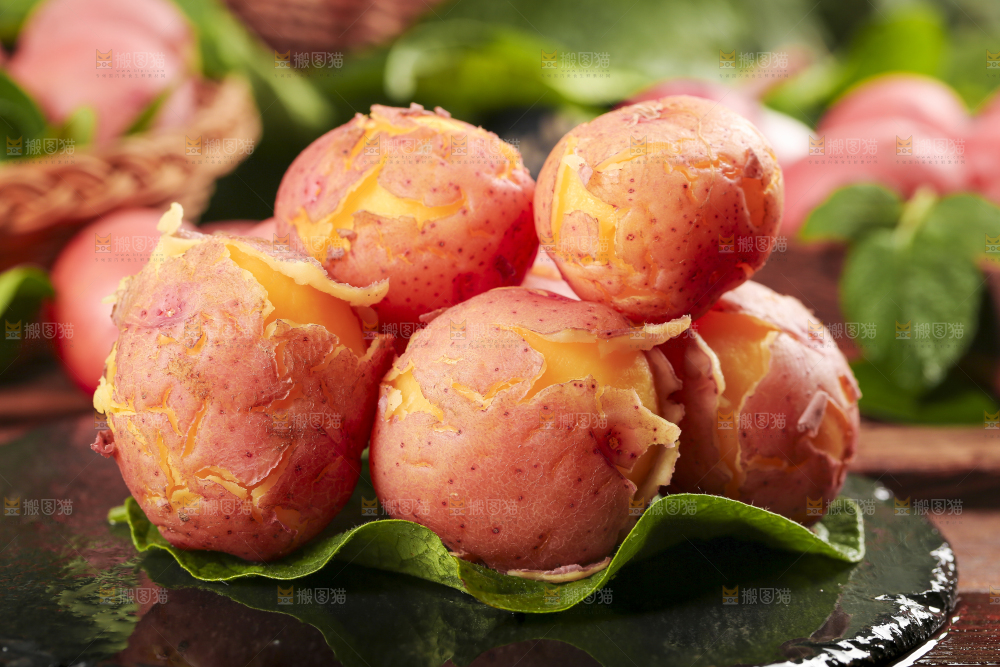 深底上放着小土豆