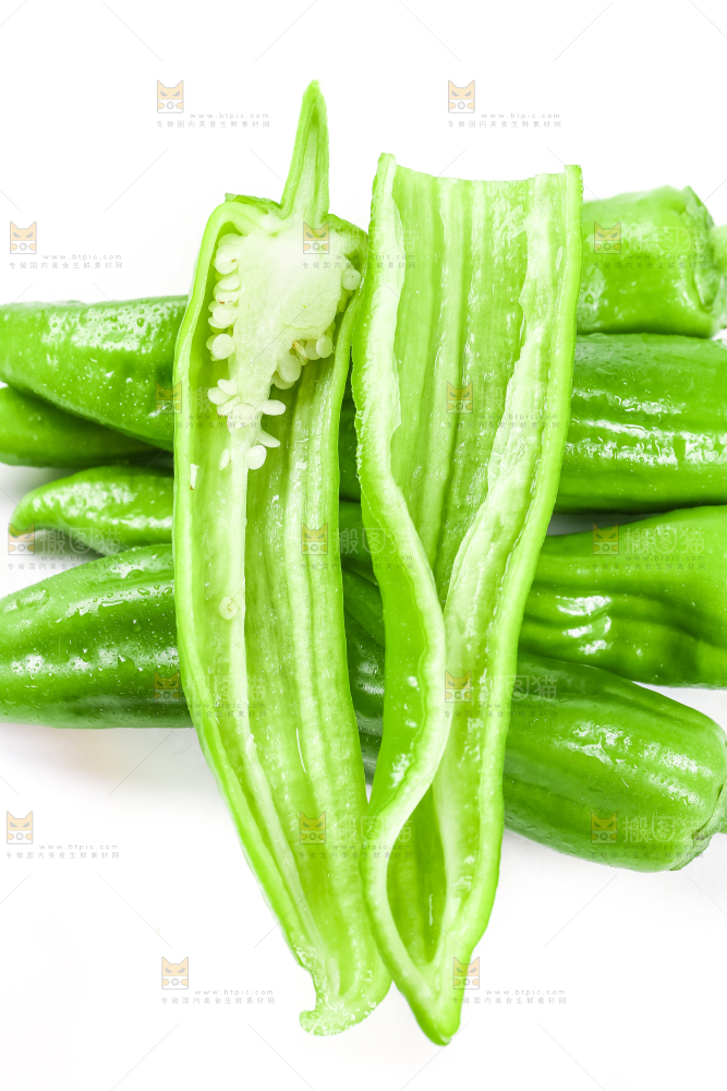 白底上摆放着辣椒