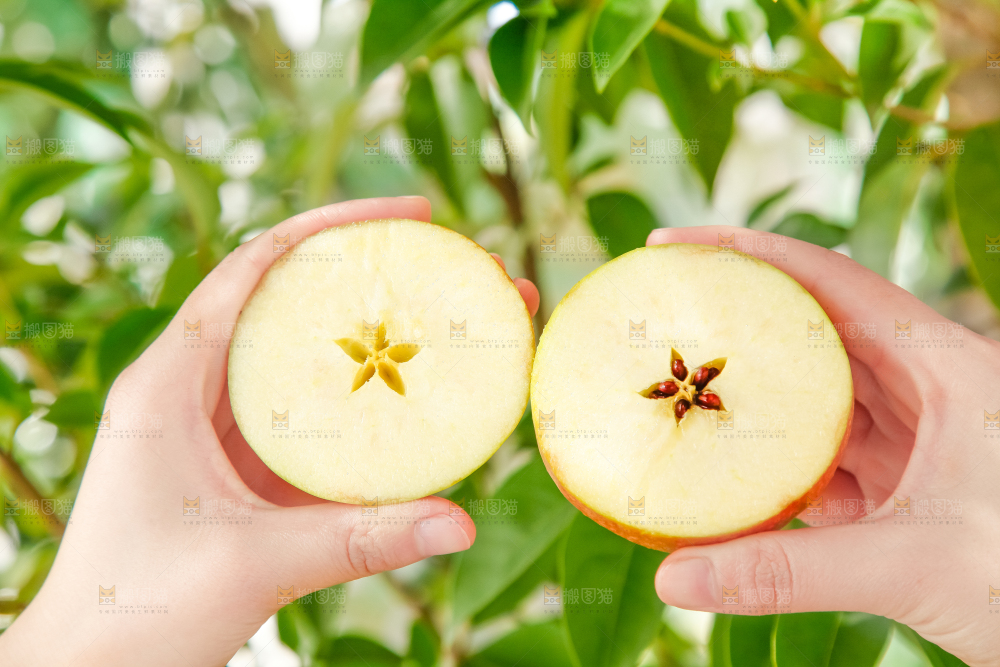 手里拿着嘎啦苹果