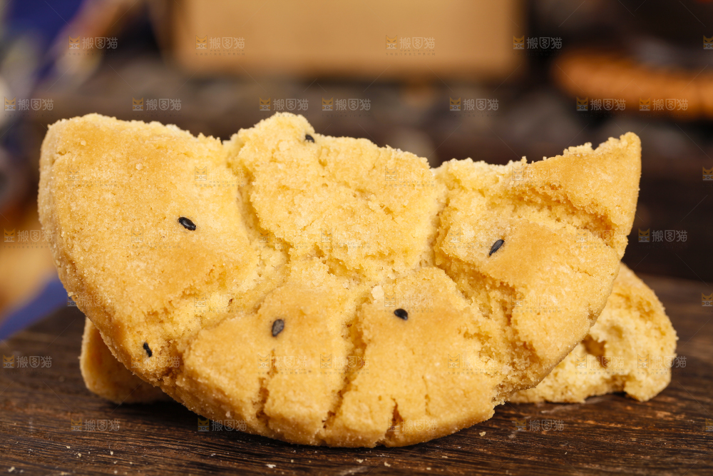 木底上放着手工桃酥饼干