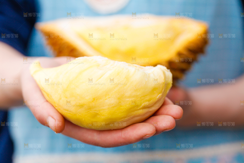 手里拿着榴莲