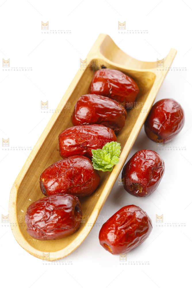 白底上摆放着香酥脆红枣