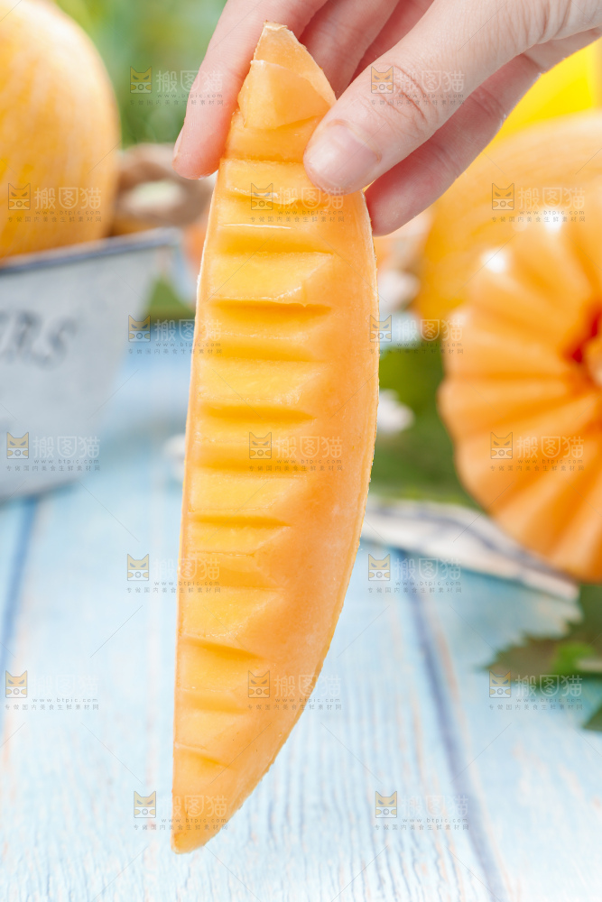 手里拿着冰火蜜瓜