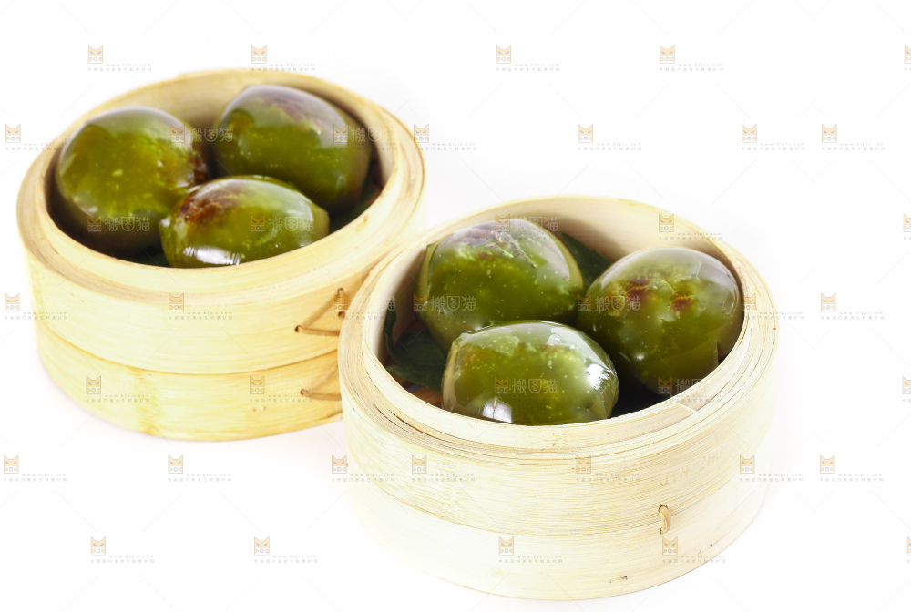 蒸笼里放着艾草青团