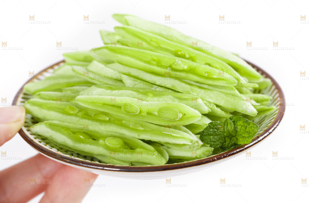 盘子里放着扁豆
