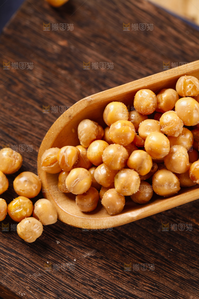 木底上放着脆黄金豆