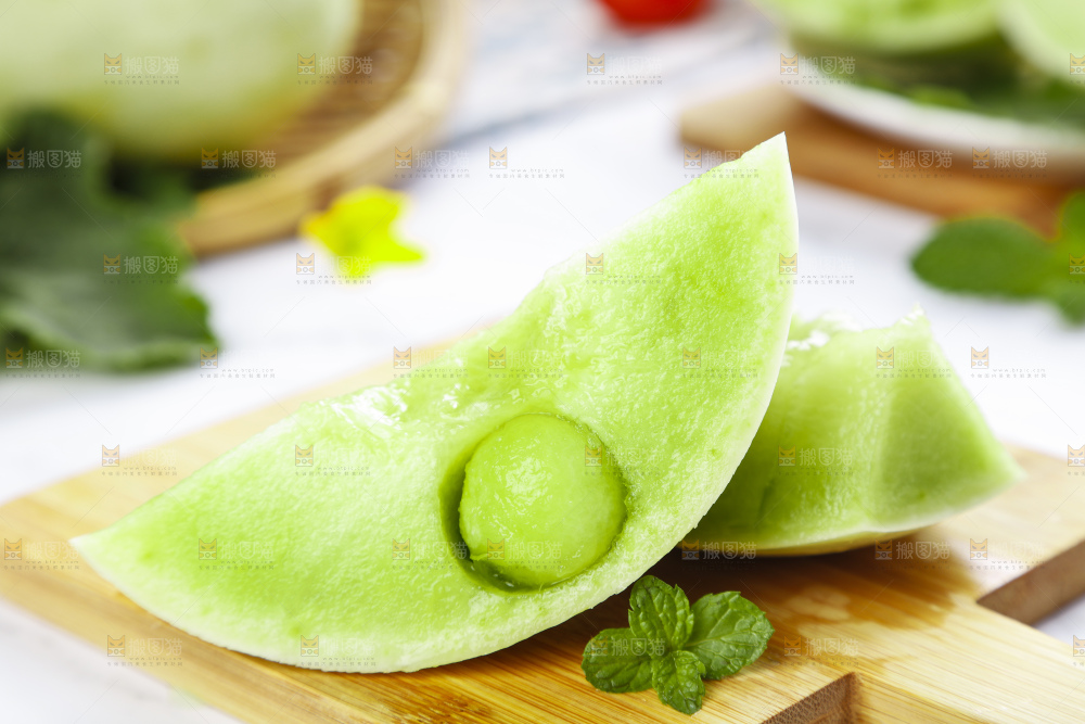 木底上摆放着山东玉菇甜瓜