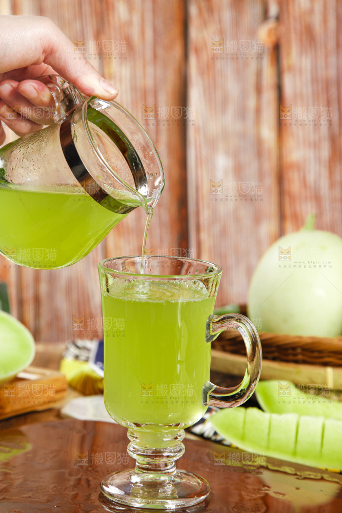 杯子里装着玉菇甜瓜榨的果汁