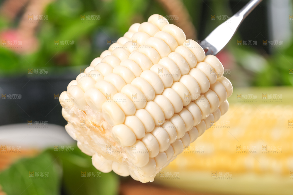 手里拿着玉米棒