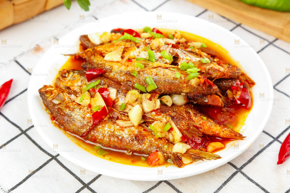 盘子里装着香煎小刁鱼