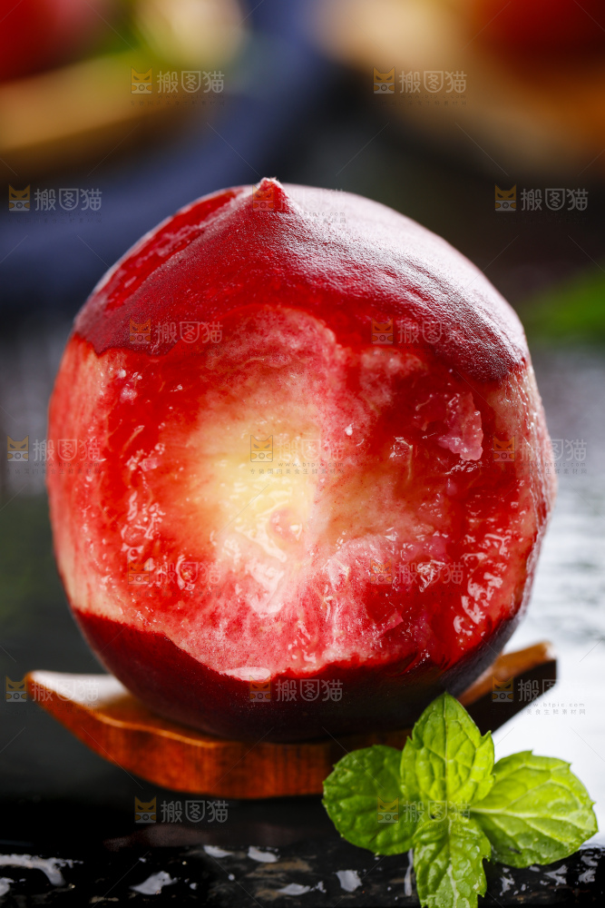 黑底上放着桃子