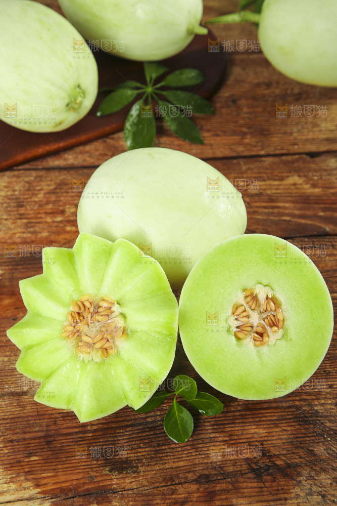 木底上放着玉菇蜜瓜